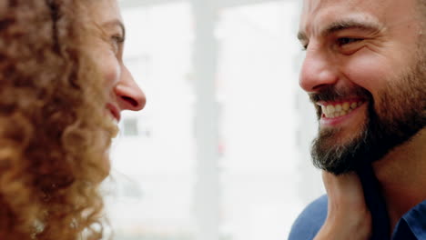 sonrisa, amor y pareja con un hombre feliz