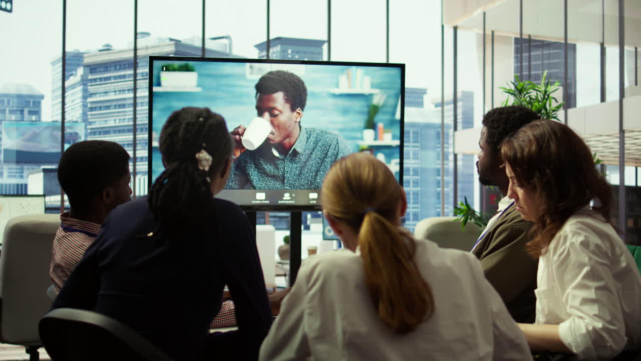 ceo는 이사회에서 온라인 텔레컨퍼런스 통화 회의를 주도합니다.