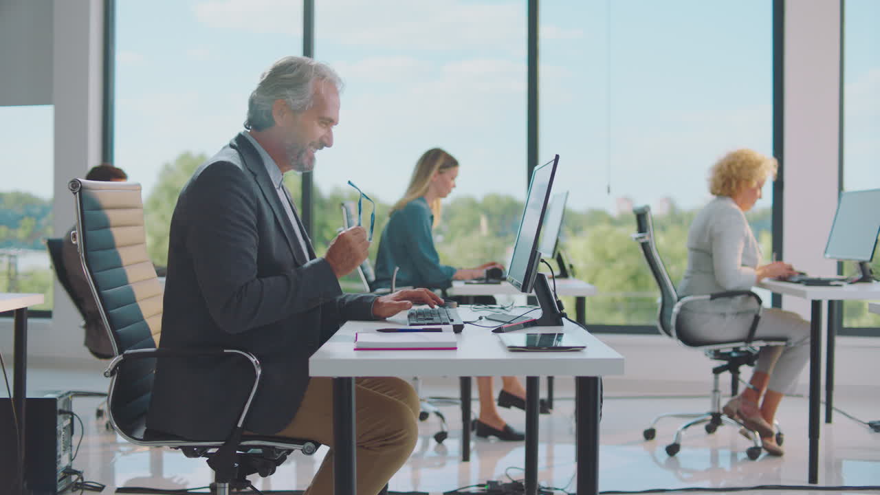 사무실에서 일하는 사업가