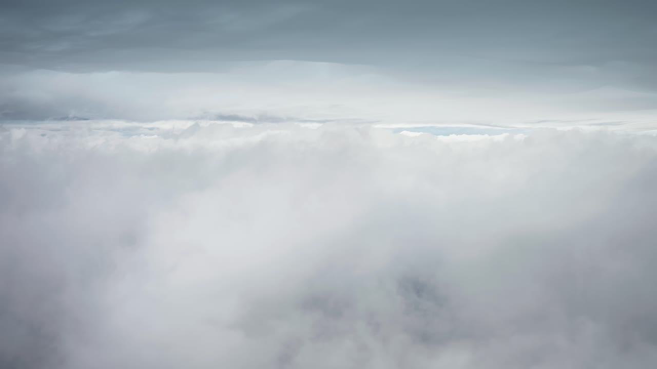 volando por encima de las nubes blancas