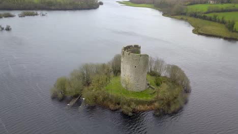 Toma-Aérea-Del-Dron-Del-Castillo-De-Cloughoughter.-Irlanda.-Febrero-2022