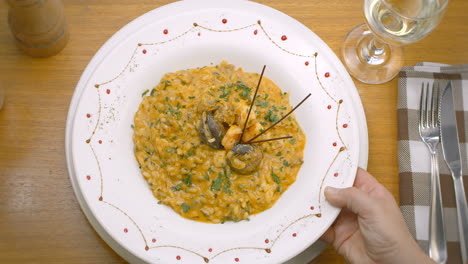 Risotto-Mit-Venusmuscheln-Und-Garnelen,-Mediterran