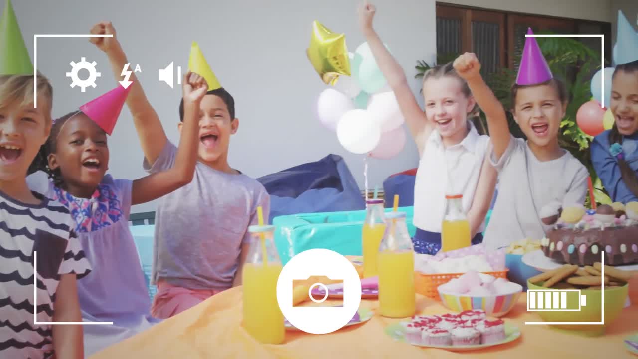 디지털 카메라 로 생일 파티 에서 아이 들 의 사진 을 찍는 것