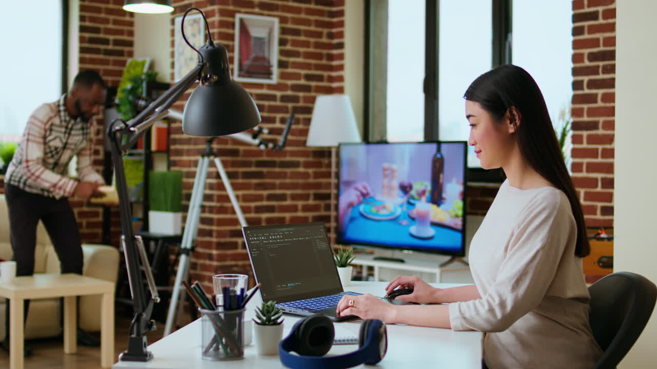 아시아의 전문 소프트웨어 엔지니어가 노트북에서 원격으로 코드를 입력하고 있습니다.