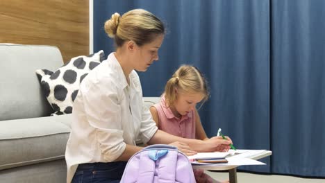 madre e hija haciendo la tarea en casa