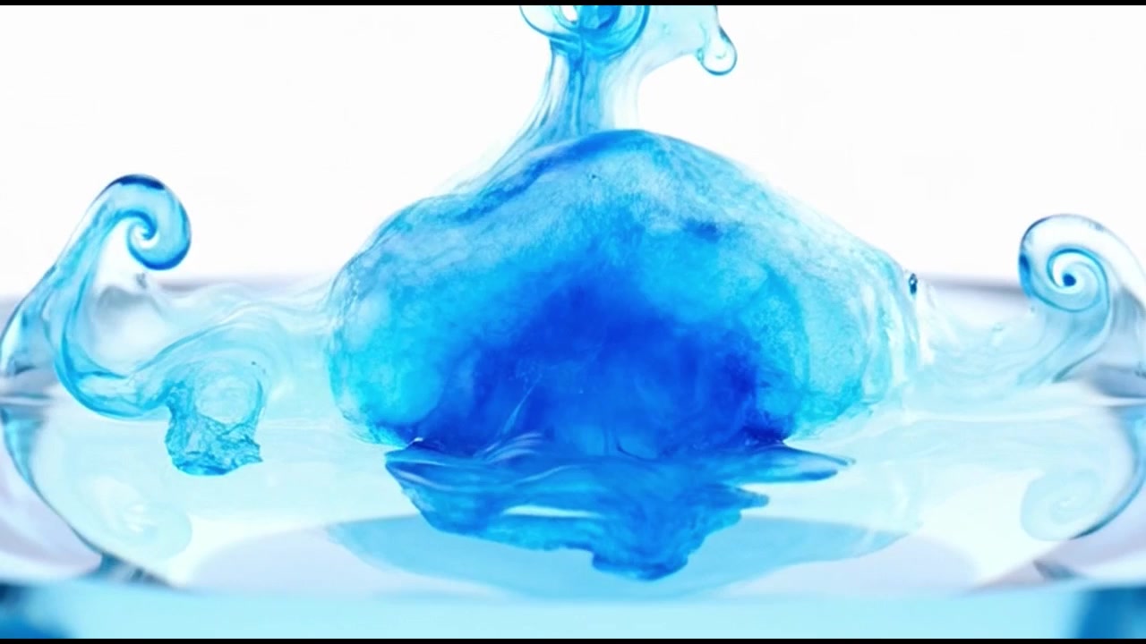 Goccia d'inchiostro blu che si dissolve in acqua limpida