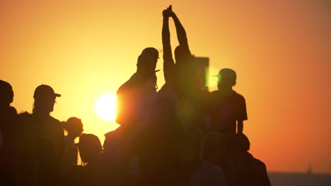 Silhouettengruppe-Von-Menschen-In-La-Sonnenuntergang