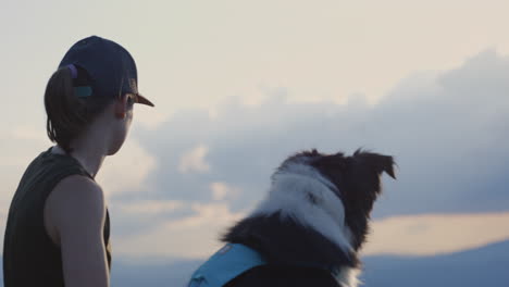 Disfrutando-De-La-Vista-De-La-Cima-De-La-Montaña-En-Vermont-Con-Un-Border-Collie