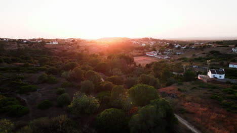 Vista-Aérea-De-Un-Día-Brumoso-Y-Místico-En-La-Costa-De-Portugal