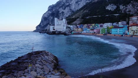 Edificios-Residenciales-De-Colores-De-La-Bahía-Catalana-Revelaron-Diques-En-Gibraltar