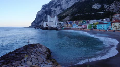 edificios residenciales de colores de la bahía catalana revelaron diques en gibraltar