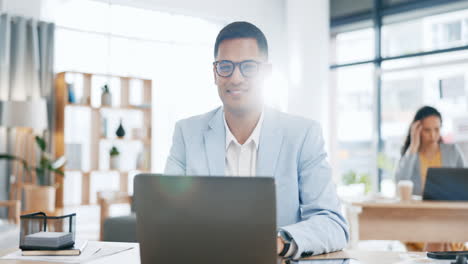 Büro,-Glücklicher-Und-Geschäftsmann-Mit-Laptop-Am-Schreibtisch