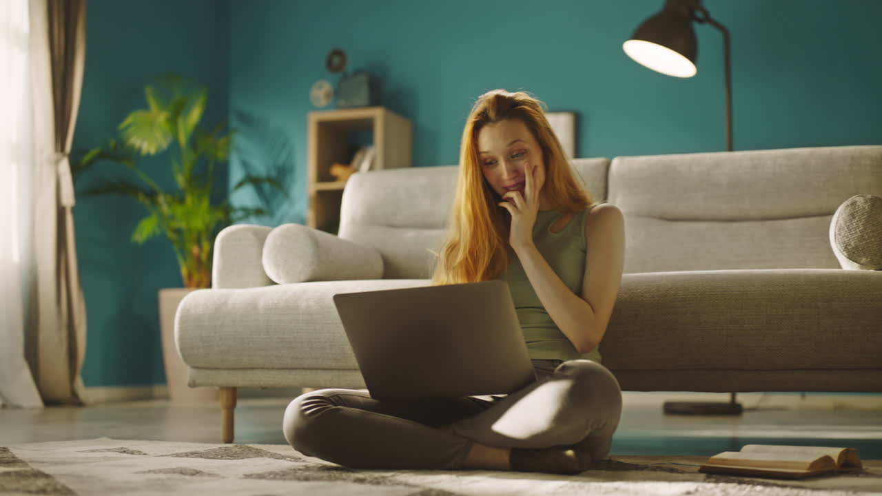 mujer haciendo una llamada de video en la computadora portátil