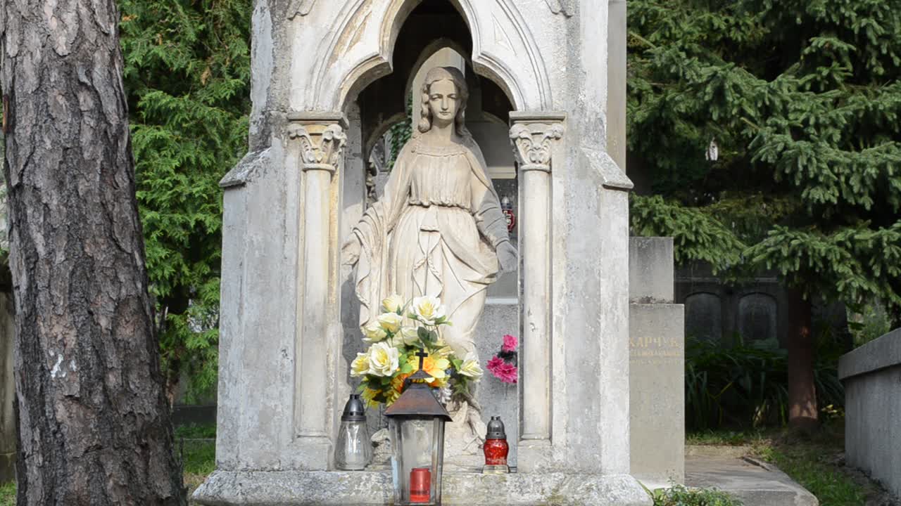 Ali e scultura. Leopoli, Ucraina. Cimitero di Lychakiv, il complesso storico e commemorativo (dal 1991) a Leopoli nel quartiere storico di Lychakiv, uno dei cimiteri più antichi dell'Ucraina
