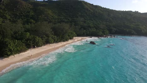 Mit-Einer-Drohne-Von-Oben-Gefilmte-Landschaften-Auf-Den-Seychellen,-Die-Das-Meer,-Felsen-Und-Palmen-Zeigen