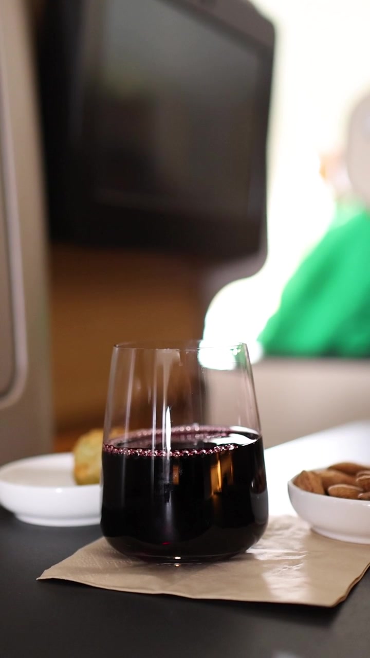 Persona che prende uno spuntino mentre beve