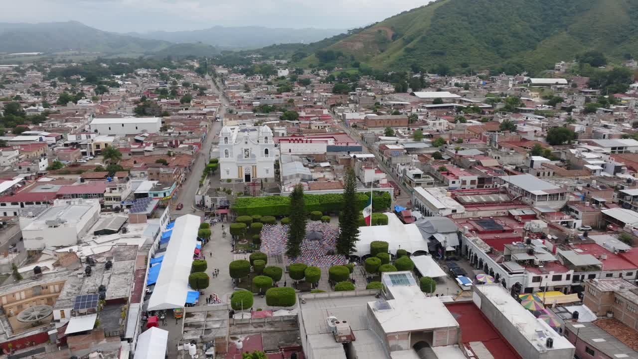 tomada de órbita aérea de drones del templo en la ciudad de tecalitlan durante el festival de mariachi 2023