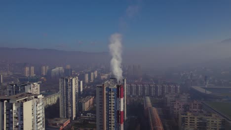 Vista-Aérea-De-La-Chimenea-Con-Mucho-Humo-En-La-Ciudad-Contaminada-En-Un-Día-Soleado