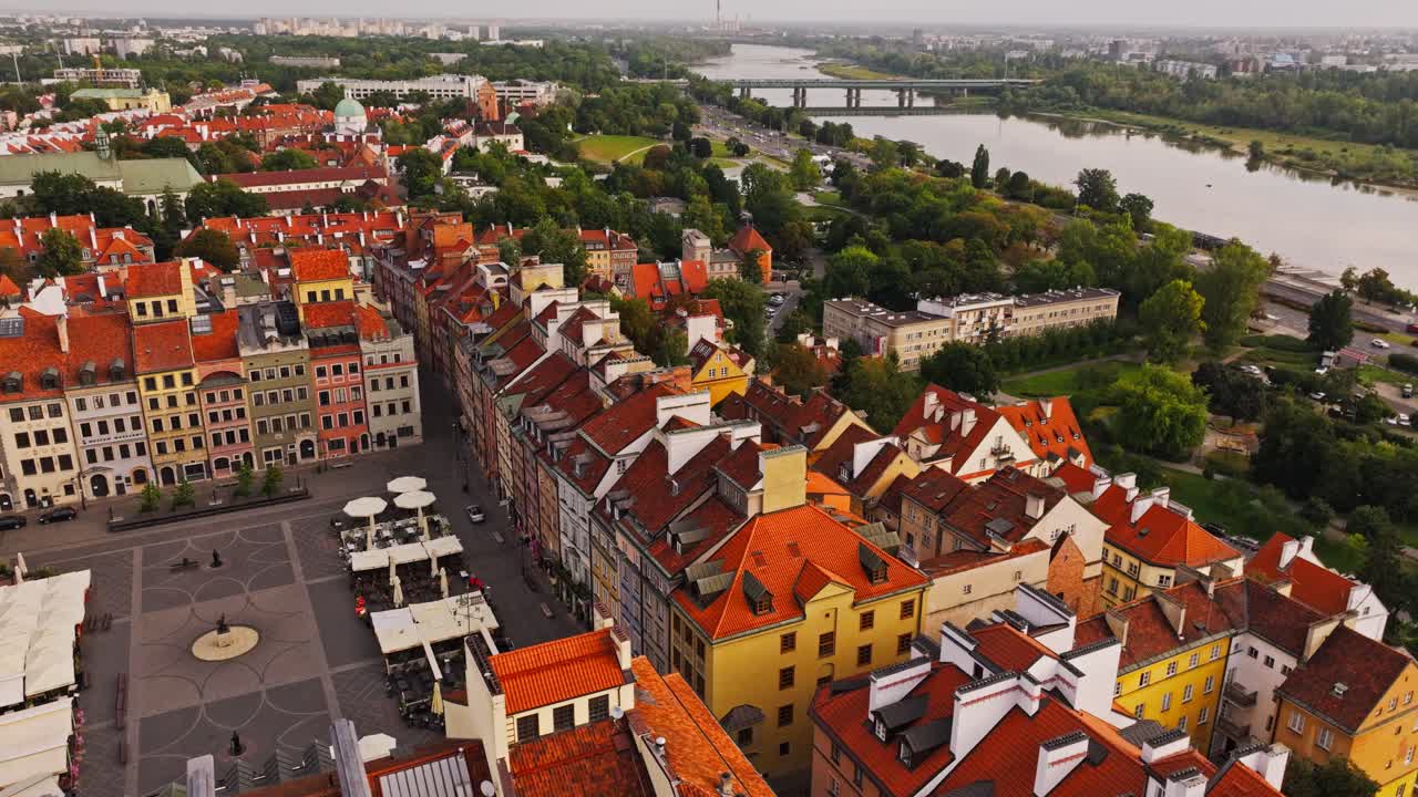 Panoramica aerea del centro storico di Varsavia e della torre della chiesa, Polonia