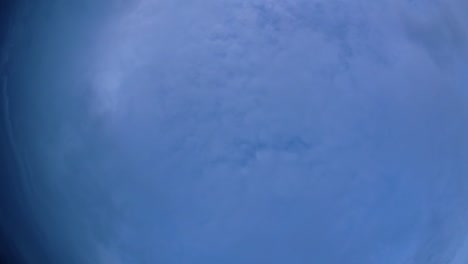 cielo azul y capa de nubes moviéndose en una hermosa tarde soleada