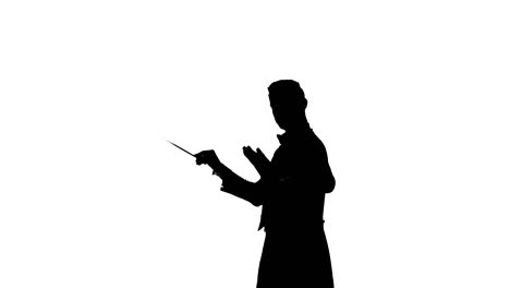 silueta negra de un hombre agita con gracia su bastón para sincronizar y dirigir a los músicos. director de orquesta sinfónica con traje en fondo blanco de estudio. cerca