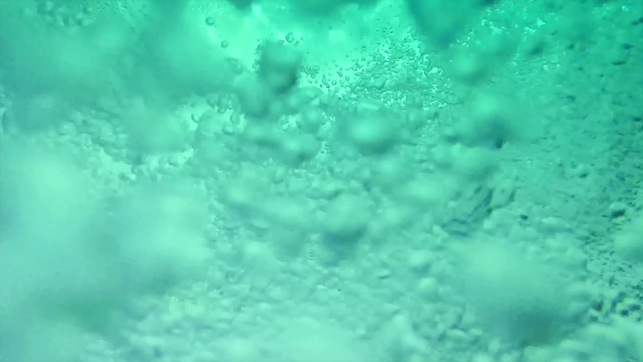 수영장에서 나오는 물 거품이 느린 동작으로