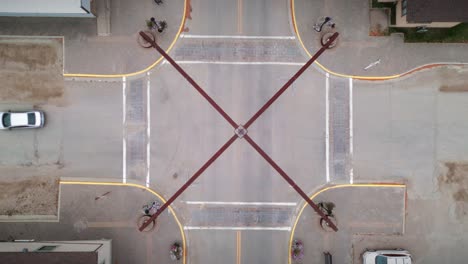un drone de arquitectura de arriba hacia abajo de la paisaje del norte de canadá una pequeña ciudad rural de esquí pueblo de pescadores arcos de la calle principal en la comunidad de asessippi en binscarth russell manitoba canadá
