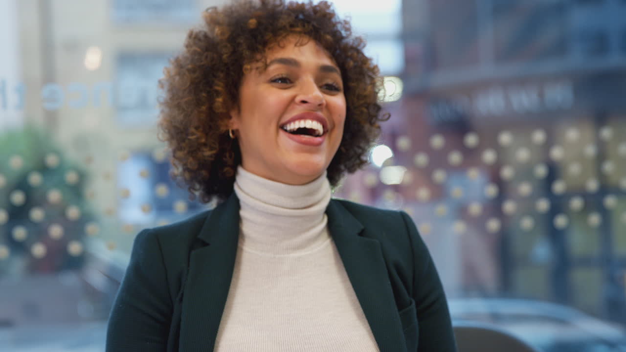 Donna d'affari afroamericana sorridente seduta a un tavolo nella sala riunioni dell'ufficio.