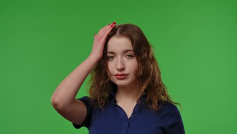 mujer haciendo un gesto telefónico