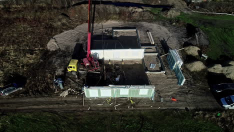 tiro de inclinación de la grúa en el sitio de construcción de la casa