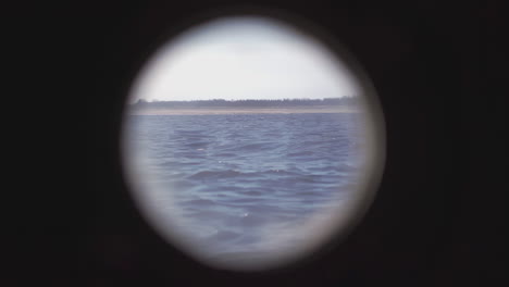 vista de un cuerpo de agua a través de una abertura circular