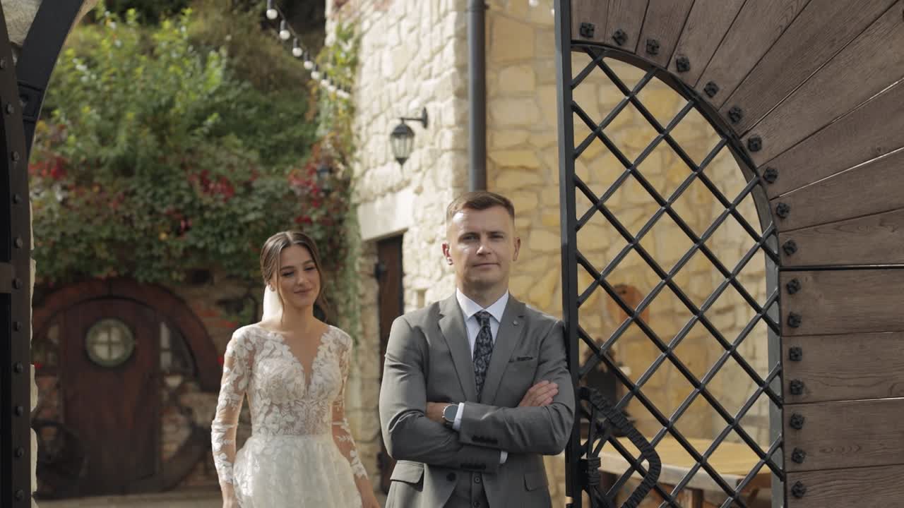 사랑스러운 신혼부부 백인 신부가 공원에서 신랑을 포옹하고 키스하고, 결혼 부부가 가족 포옹