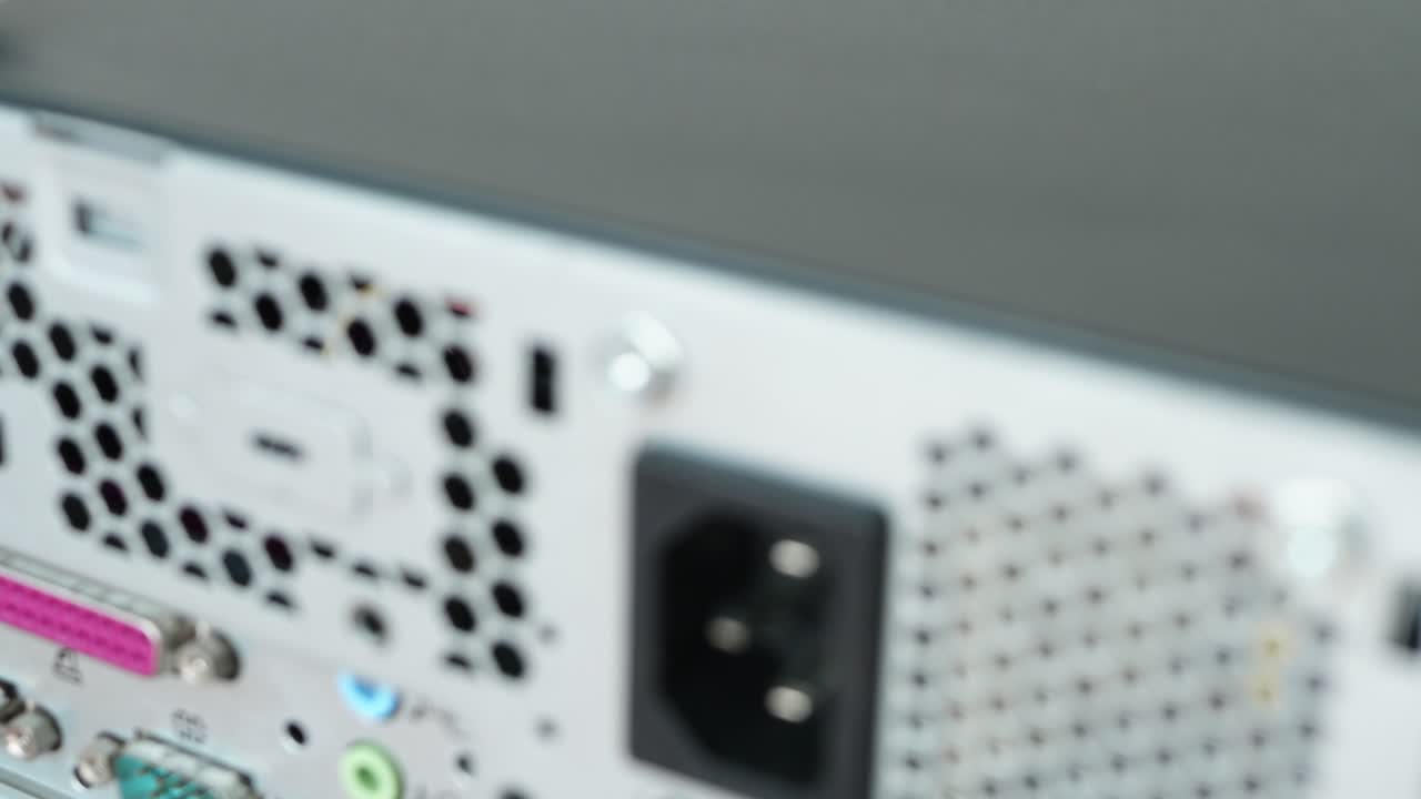 deslizador de cámara lenta de la caja de interfaz en la parte posterior de la computadora