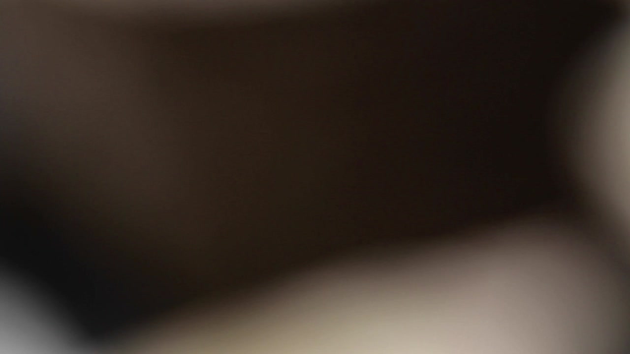 백그라운드에서 무리와 함께 방목하는 알파카