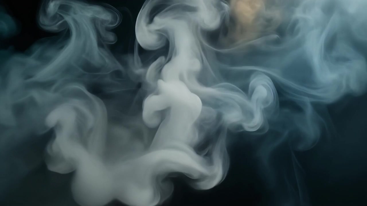Nuvole di fumo bianco vorticose su sfondo scuro