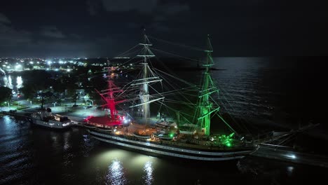 el histórico barco italiano amerigo vespucci atracado en punta torrencilla en la república dominicana por la noche