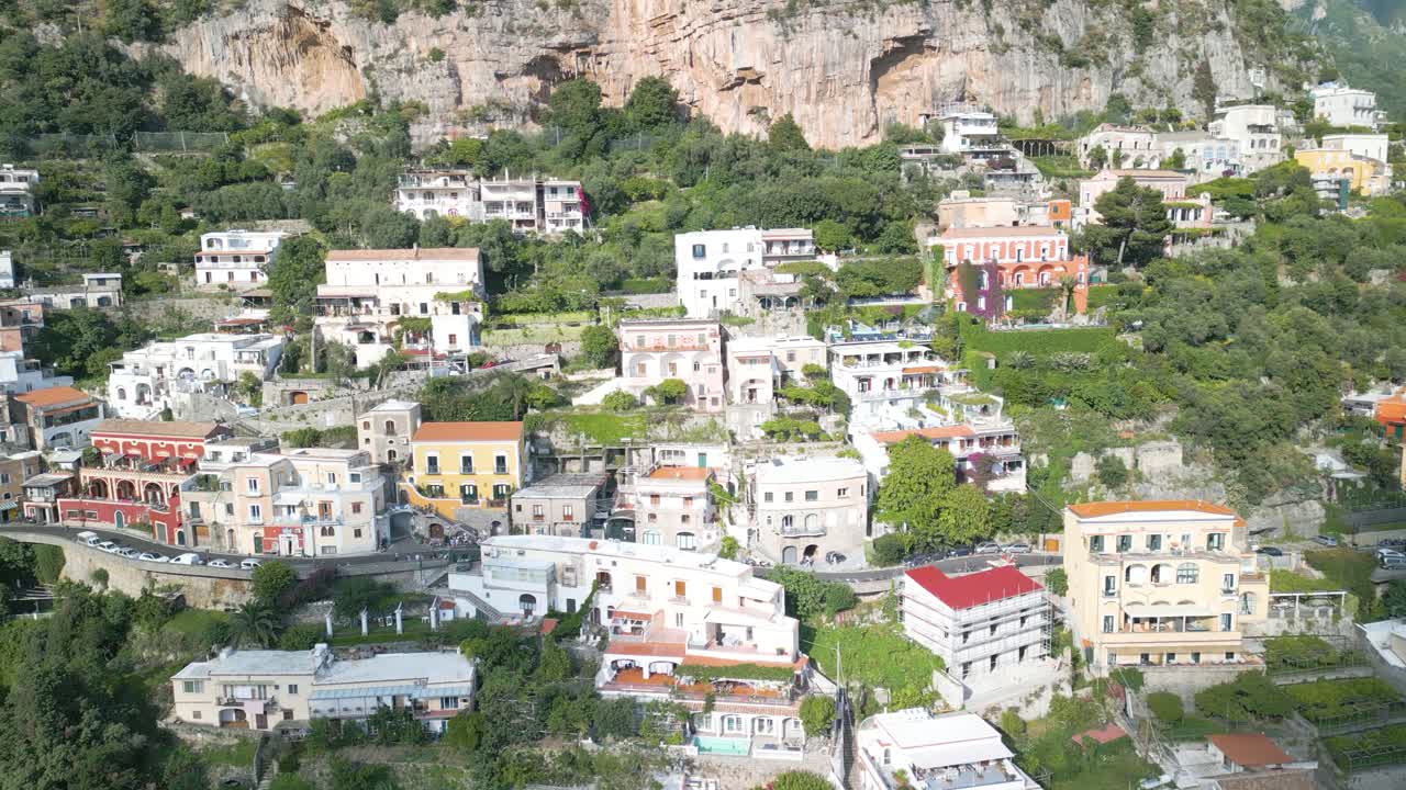 positano, costa de amalfi en italia - disparo desde un avión no tripulado