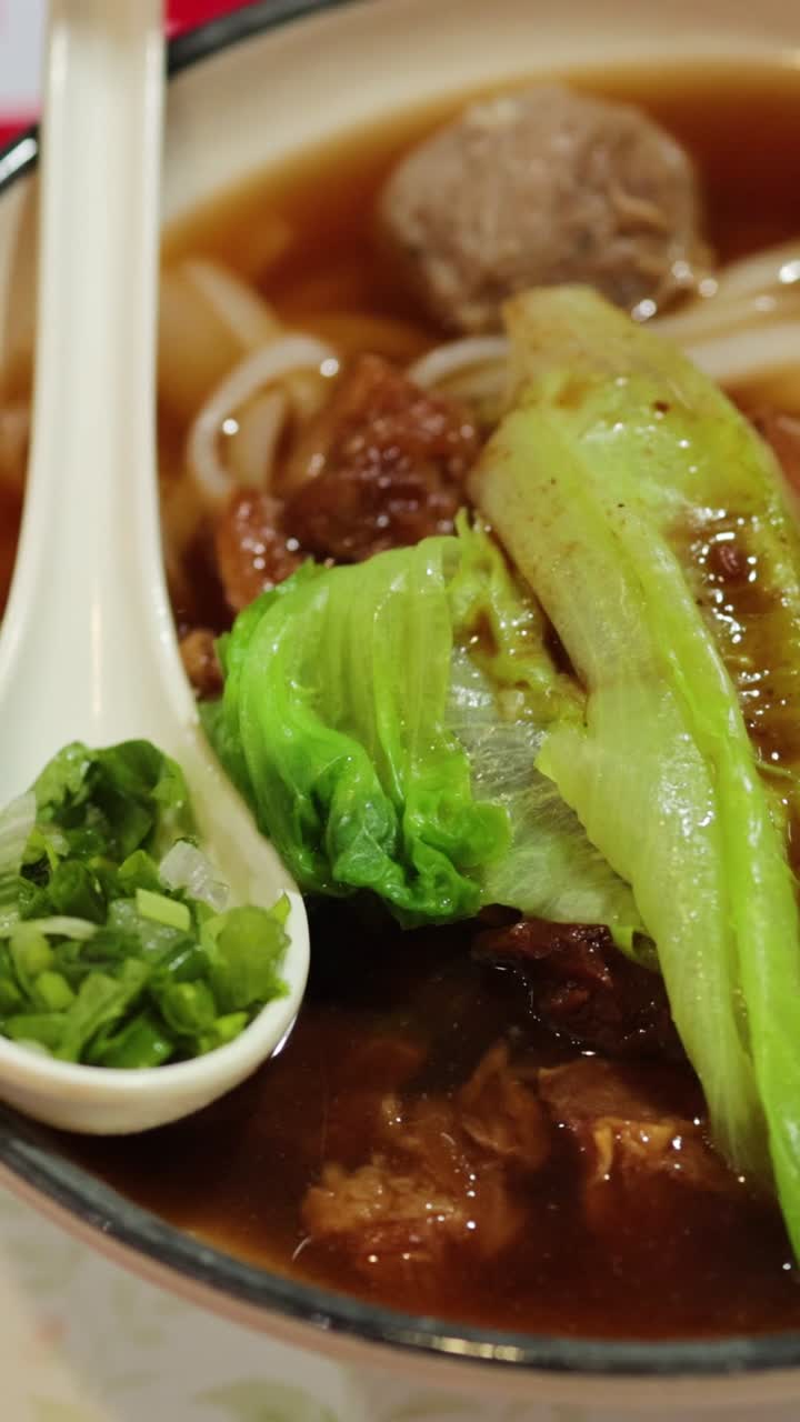 sopa de fideos de carne salada con verduras frescas