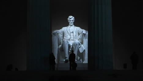 el monumento a lincoln en la noche