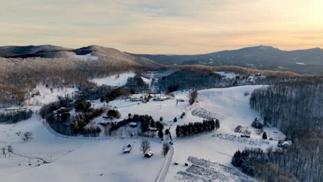 Escena-De-La-Granja-De-Las-Montañas-Apalaches-En-La-Nieve-Cerca-De-Boone-Carolina-Del-Norte-Y-Blowing-Rock-Carolina-Del-Norte