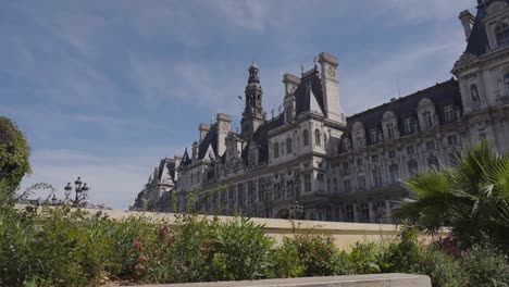 exterior del hotel de ville en parís, francia con flores en primer plano