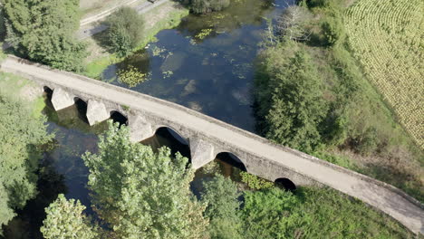 Die-Mittelalterliche-Brücke-Mit-Sechs-Bögen-Von-Preuil-In-Deux-Sevres,-Frankreich