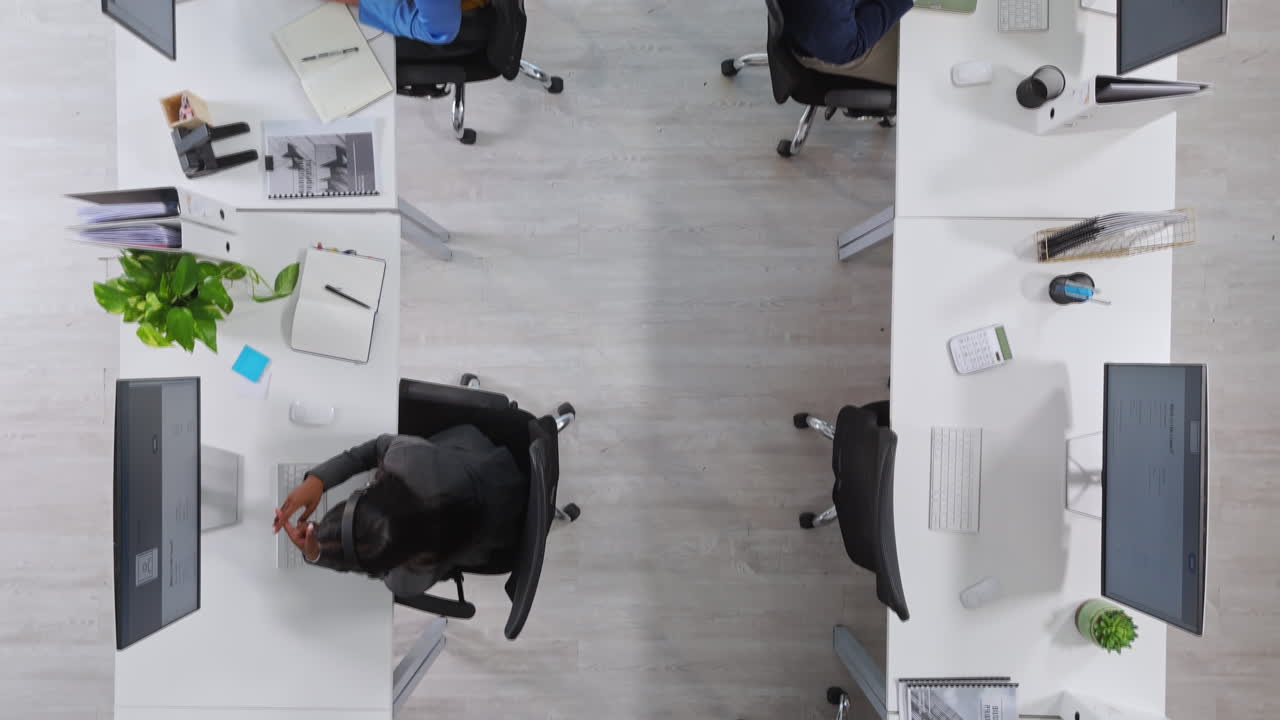 Vista dall'alto di diversi professionisti che lavorano in un moderno ufficio di call center