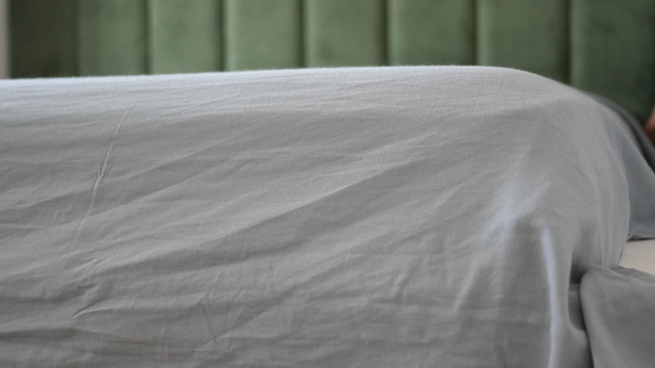 сделать постель.