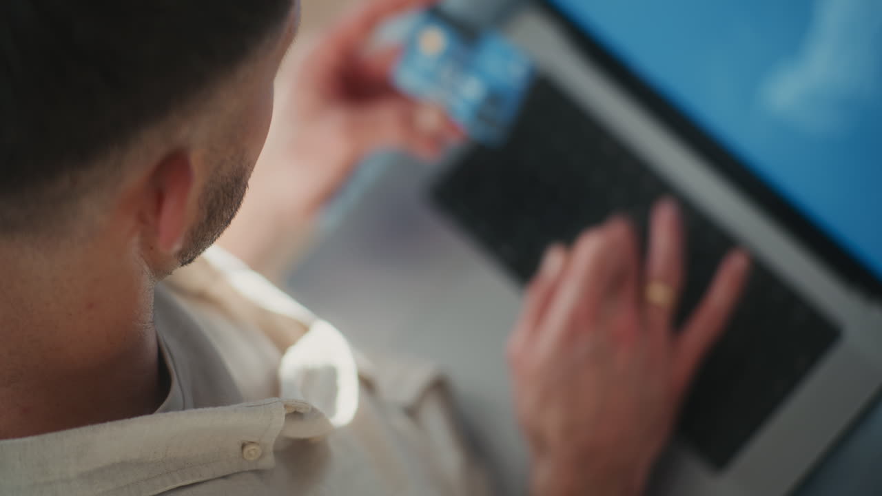 hombre comprando en línea usando una tarjeta de crédito