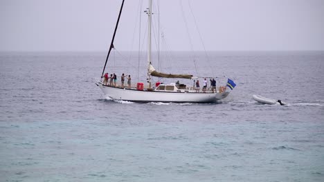 Yate-Que-Muestra-La-Bandera-De-Curacao-Navegando-A-Través-Del-Océano-En-El-Caribe