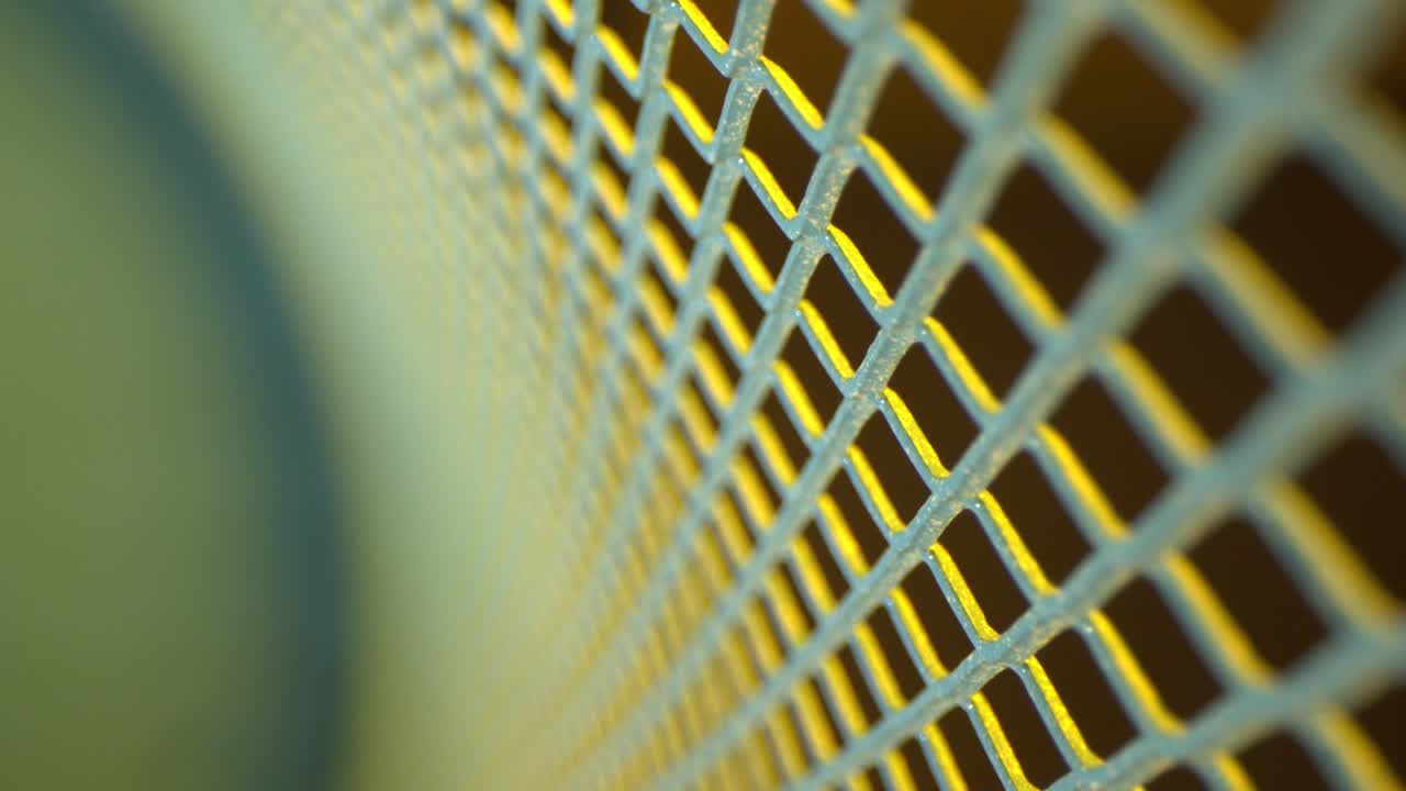 rack enfocando una empinada rejilla metálica curvada