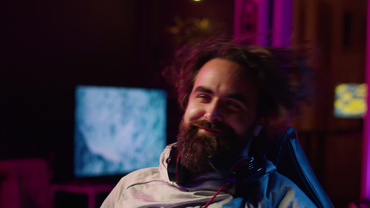 un jugador molesto gritando y destrozando la mesa después de perder un partido multijugador competitivo en línea