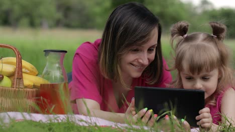 Picknick-Am-Familienwochenende.-Tochter-Kind-Mädchen-Mit-Mutter-Spielen-Online-Spiele-Auf-Dem-Tablet.-Chatten