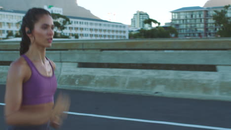 mujer corriendo por la ciudad